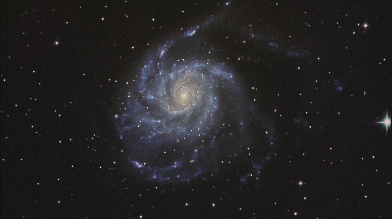 Astro-fotografia della Galassia Girandola (nota anche come M 101, o NGC 5457): una galassia a spirale nella costellazione dell'Orsa Maggiore.