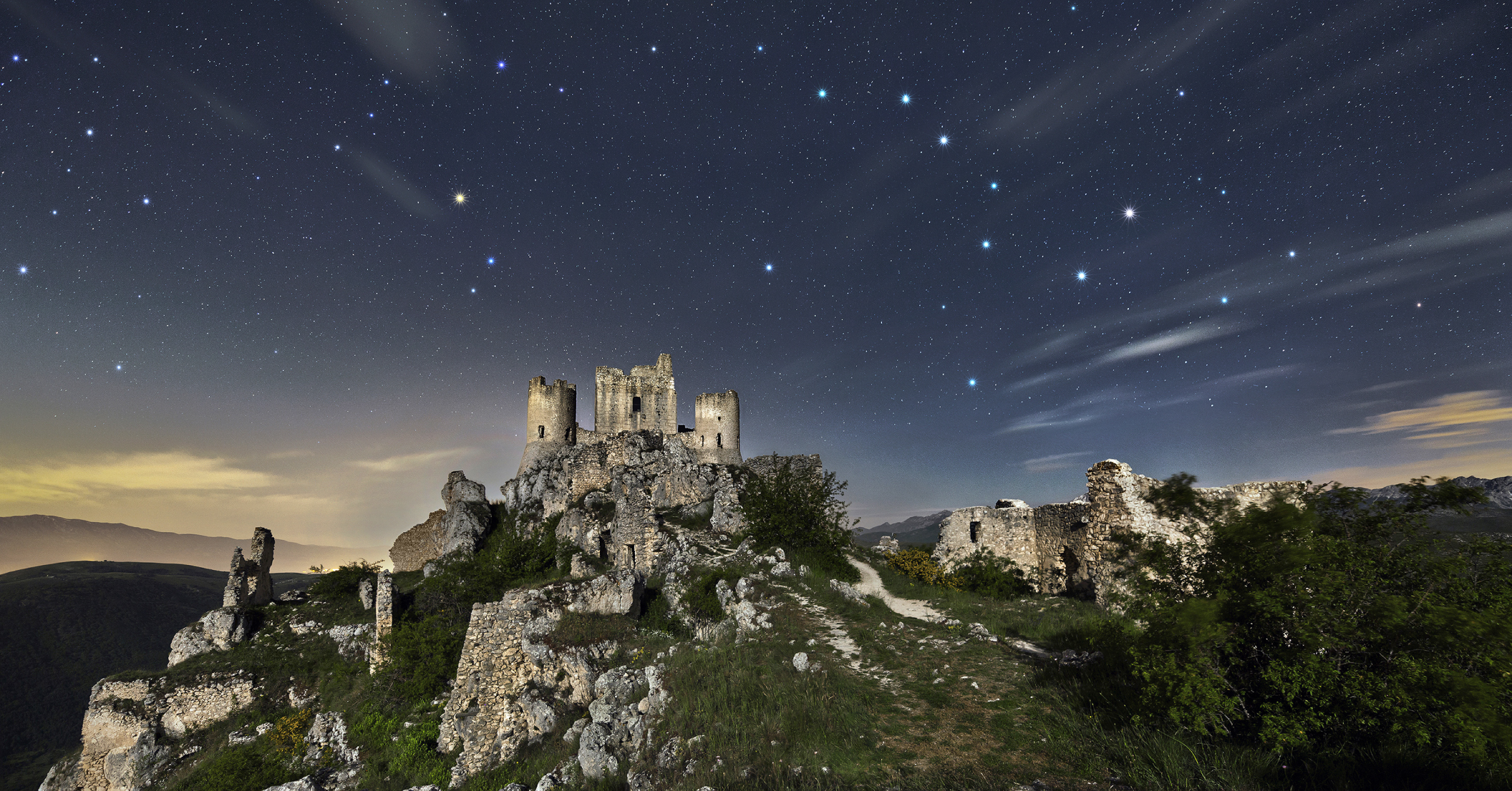 Costellazioni sopra Rocca Calascio dell'astrofotografo Cristian Fattinnanzi